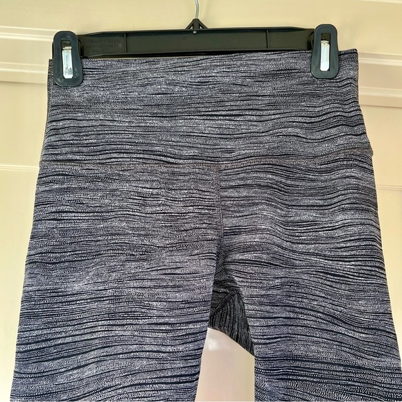 Lululemon crop legging size 6 wavy black gray white - Picture 2 of 5